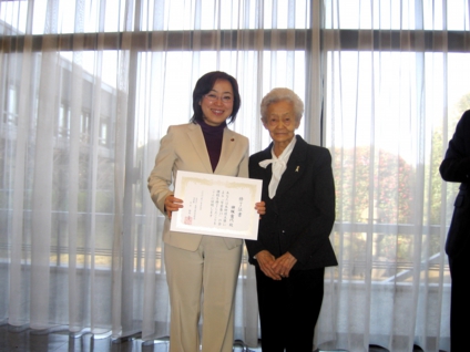 卒塾生と初代塾長・相馬雪香